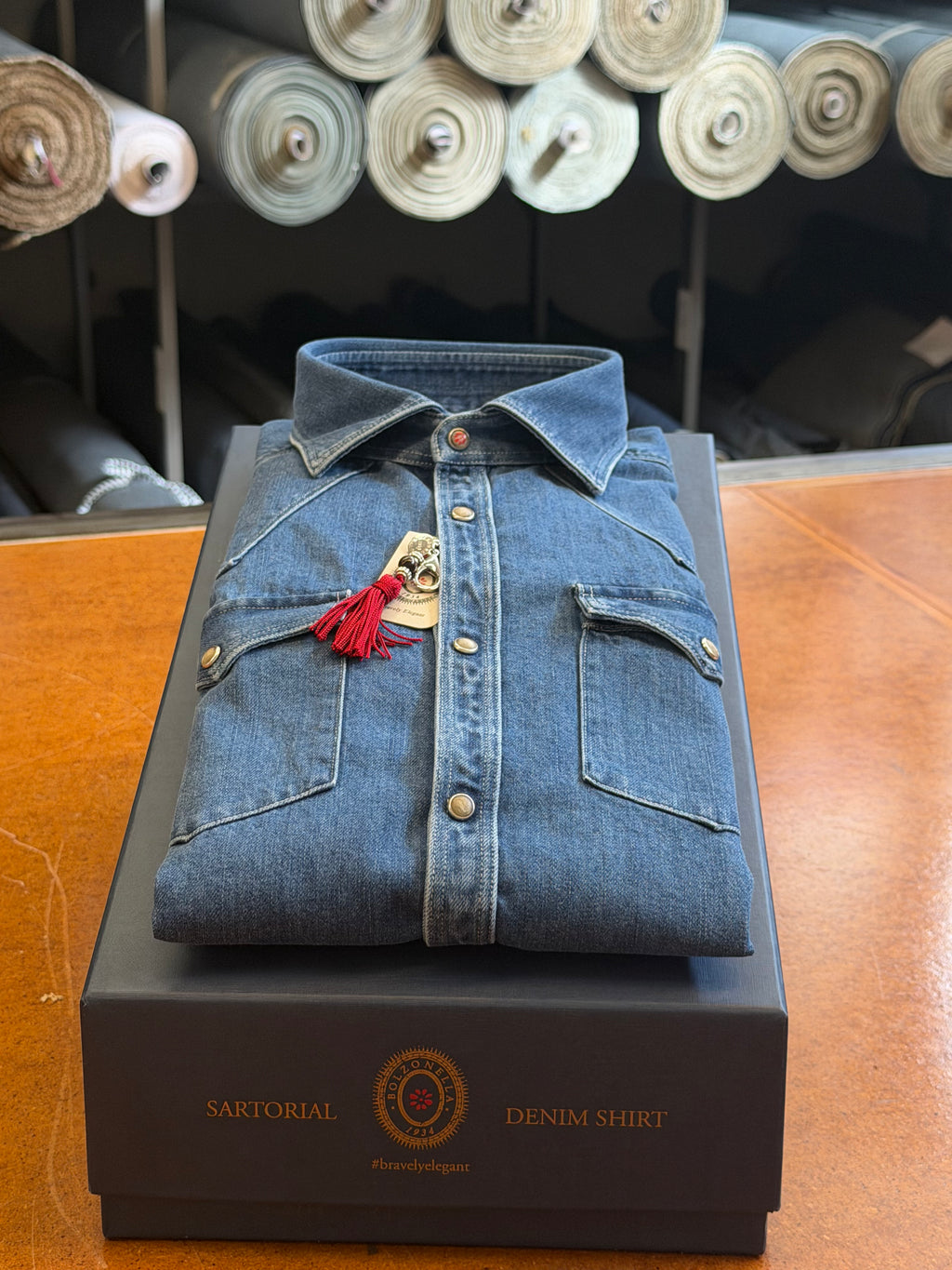 Camicia-azzurra-denim-Baddy98-DEN07_W03-piegata