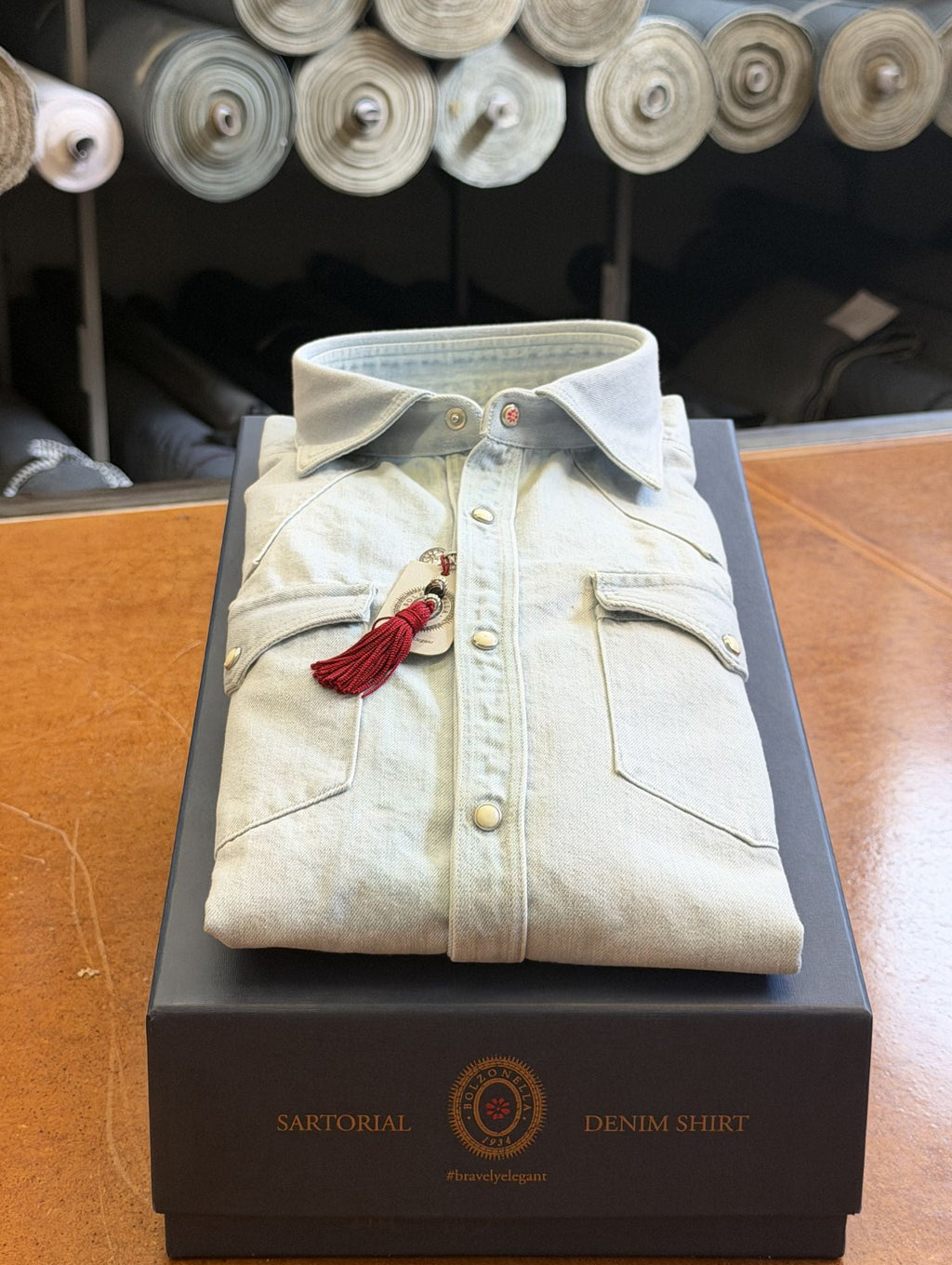Camicia-celeste-denim-Baddy98-DEN07_W01-piegata