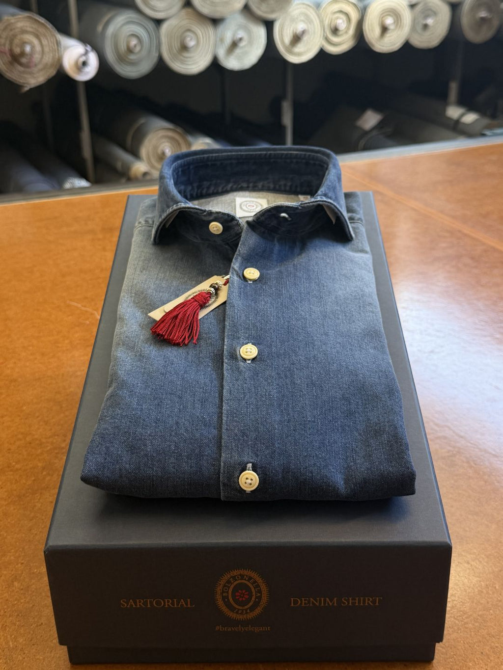 Camicia-denim-blu-DEN73-piegata