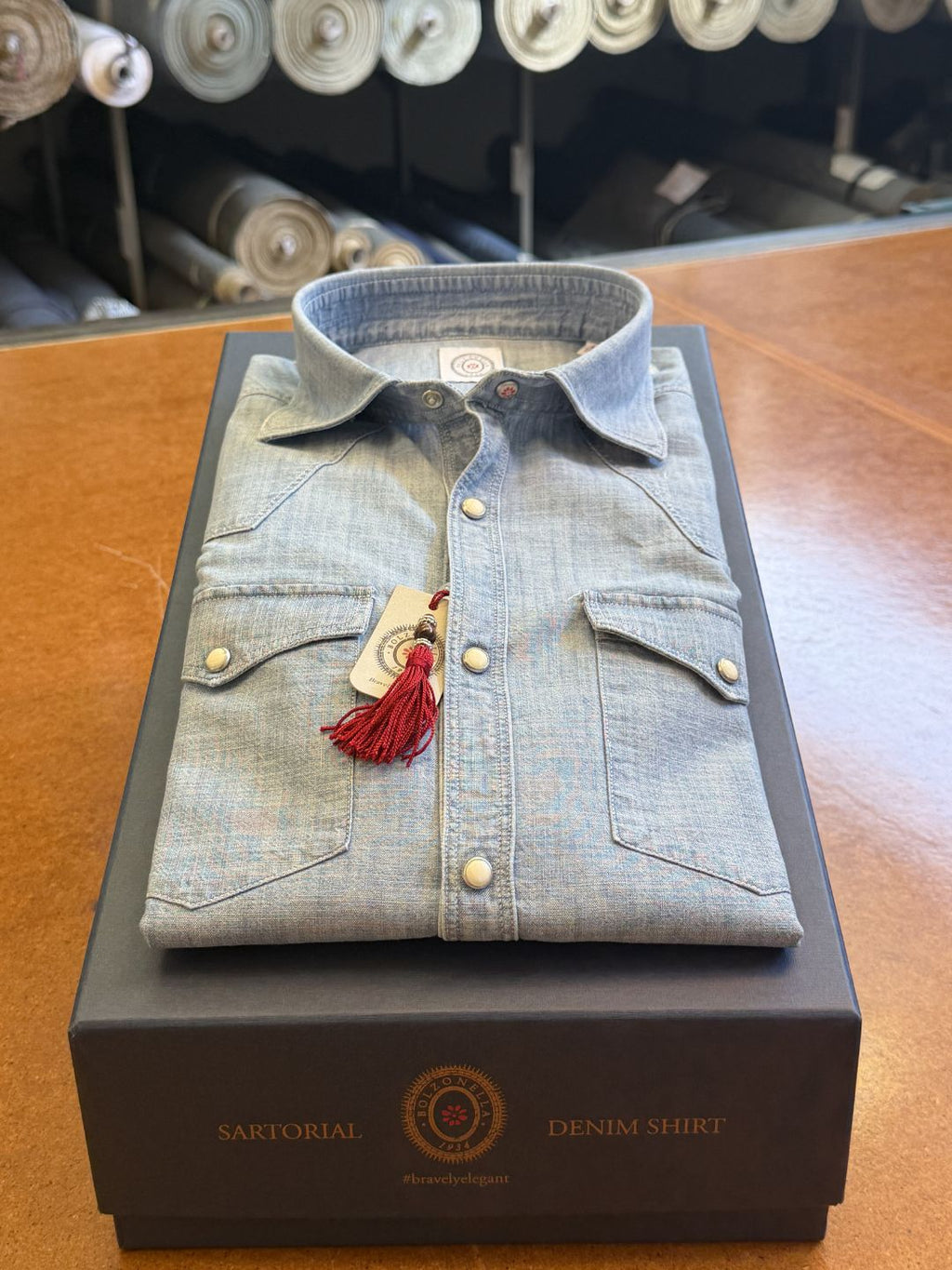 Camicia-denim-celeste-DEN02/W02-piegata.