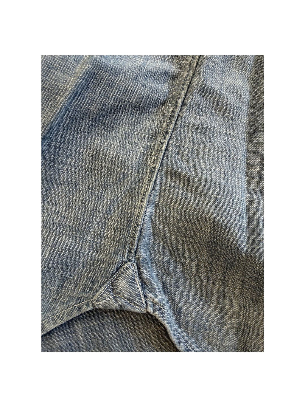Camicia-denim.-celeste-DEN02_W02-traingolo-sul-fianco.