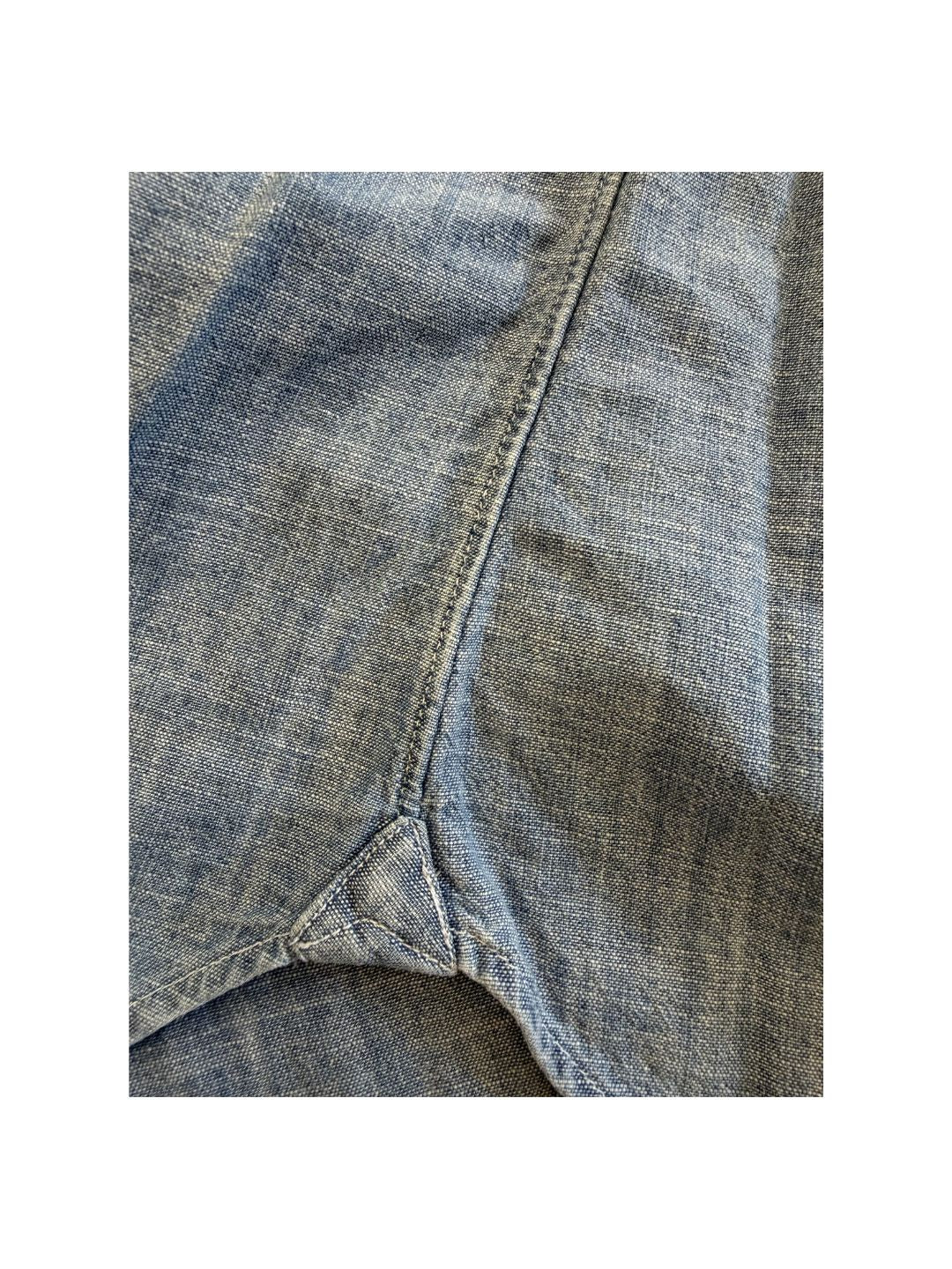 Camicia-denim.-celeste-DEN02_W02-traingolo-sul-fianco.